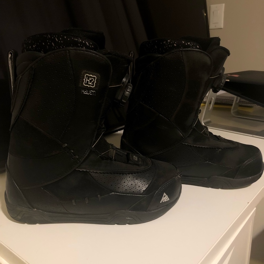 Snowboarding boots